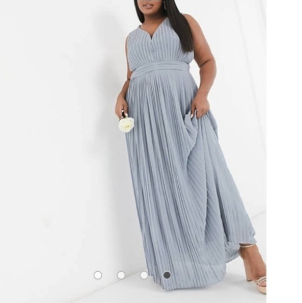 TFNC plus bridesmaid Verna pleated dusty blue maxi Size 28 NWT
